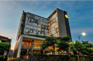 Yello Hotel Jemursari